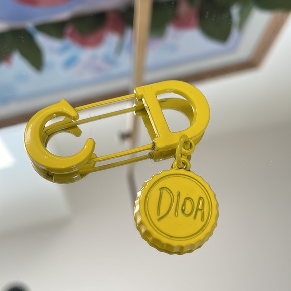 Dior - Yellow CD authentic pin - Picture 5 of 8